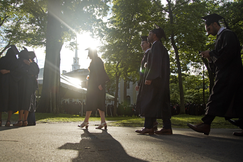 2022年5月，哈佛大學的畢業生走過校園。（攝影／AP Photo／Mary Schwalm）
