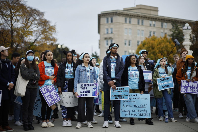 2022年10月31日，平權措施的支持者標語帶著標語到美國最高法院前聚集請求法院不要廢除平權措施。（攝影／Chip Somodevilla/Getty Images via AFP）