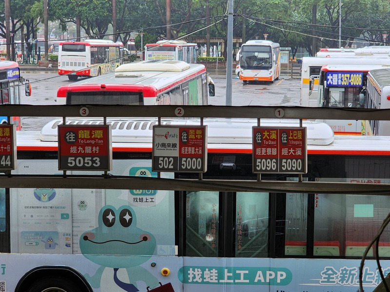 客運業包含市區公車、一般公路客運與國道客運，其中一般公路客運與國道客運是往來城鄉、跨縣市移動的重要交通方式。圖為桃園客運總站。（攝影／鄧筑縕）