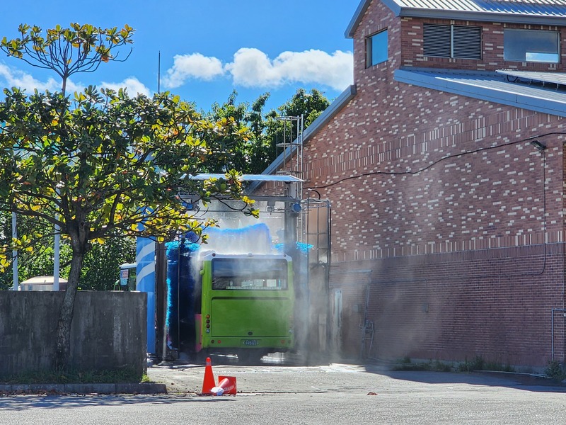 為留住難以招募的客運司機，大都會客運整修場站，提供宿舍、新車，改善勞動條件。（攝影／鄧筑縕）