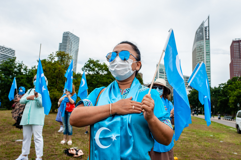 2020年8月20日，在荷蘭的海牙、即國際刑事法院所在地，民眾在「維吾爾人的自由」示威活動上演唱維吾爾族歌曲。（攝影／NurPhoto via Getty Images／Romy Arroyo Fernandez）