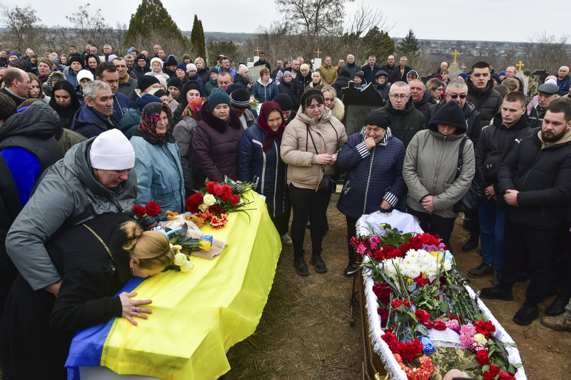 2024年3月5日，烏克蘭敖德薩地區的馬里尼夫卡（Marynivka），民眾正在墓地裡舉行告別式，這些死者因俄羅斯的無人機攻擊而喪生。（攝影／AP Photo／Michael Shtekel／達志影像）