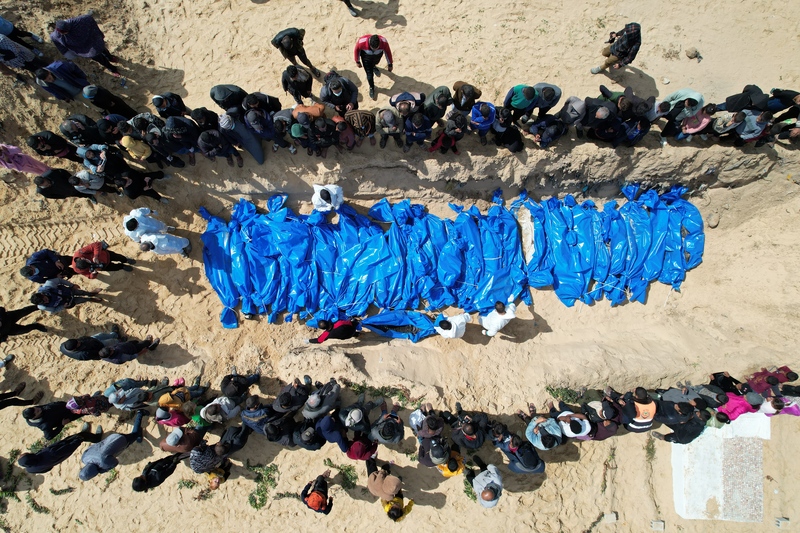 2024年3月7日，在加薩走廊拉法市舉行葬禮後，以色列軍隊從卡倫沙隆過境點（Kerem Shalom border crossing）運來的47具巴勒斯坦人的屍體正要被埋葬。（攝影／Anadolu via Getty Images／Mohammed Fayq）