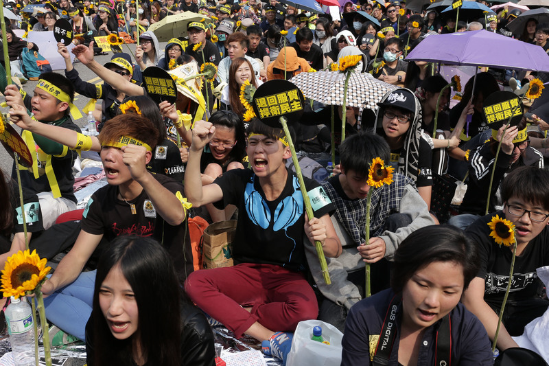 2014年3月30日，聚集在凱達格蘭大道參與反服貿遊行的民眾，正在高喊口號。（攝影／楊子磊）