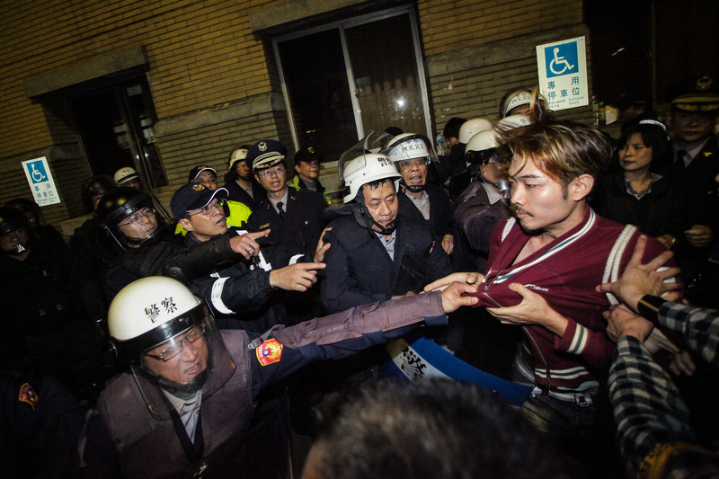 2014年3月24日凌晨，警方正在驅離行政院內的民眾。（攝影／楊子磊）