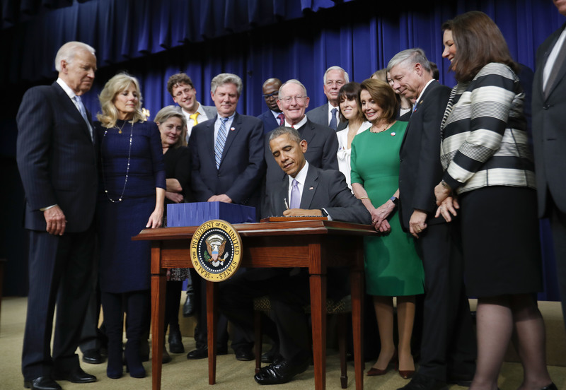 2016年12月13日，時任美國總統歐巴馬在白宮簽署《21世紀醫療法案》（21st Century Cures Act）。（攝影／AP Photo／Pablo Martinez Monsivais／達志影像）