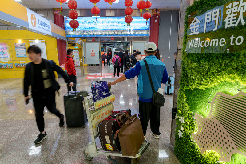 「小三通」讓金門居民與廈門彷彿一日生活圈，交流緊密，不少旅客手持大量水貨商品賺取代購費和價差。（攝影／黃世澤）