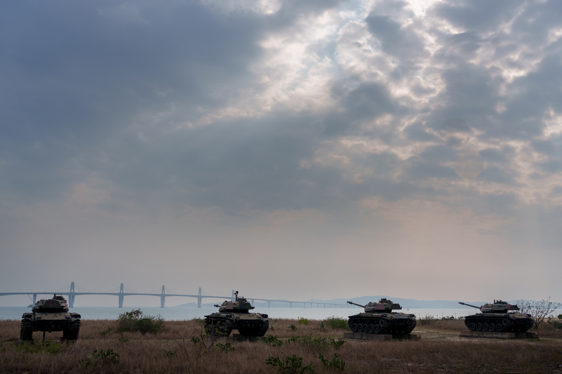 退役戰車擺放於金門的海岸邊，凸顯戰地風情。兩岸自90年代實質停火後，整座金門諸島都處在離台灣太遠，又離中國太近的灰色地帶。（攝影／黃世澤）