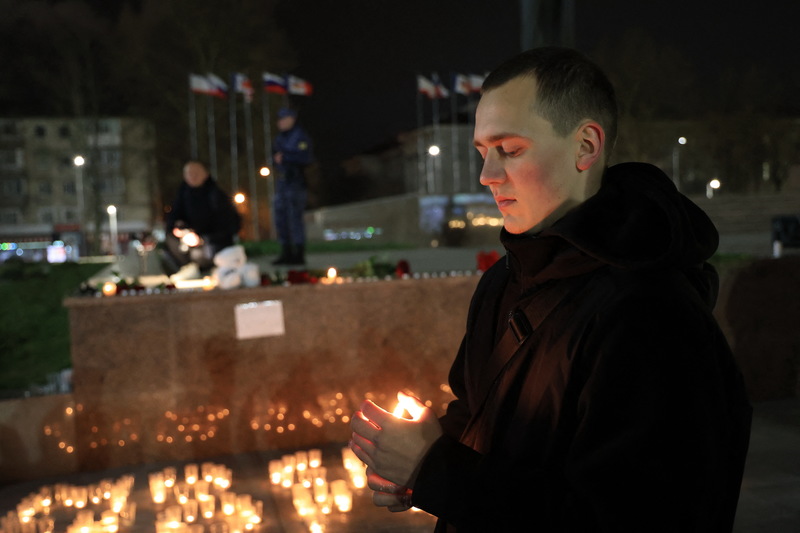 2024年3月22日，在克里米亞的辛菲羅波爾（Simferopol, Crimea）市中心，人們為莫斯科槍擊案的受害者放置鮮花並點燃蠟燭。（攝影／AFP／STRINGER）
