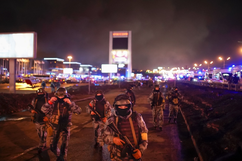 俄羅斯國民警衛隊人員在恐怖襲擊發生後，在事發地周邊巡查以確保區域安全。（攝影／Moscow News Agency via AP／Alexander Avilov）