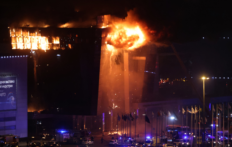 2024年3月22日，俄羅斯莫斯科番紅花大會堂（Crocus City Hall）發生20年來最嚴重槍擊恐攻事件，猛烈火勢造成場館屋頂崩塌。（照片提供／Getty Images）