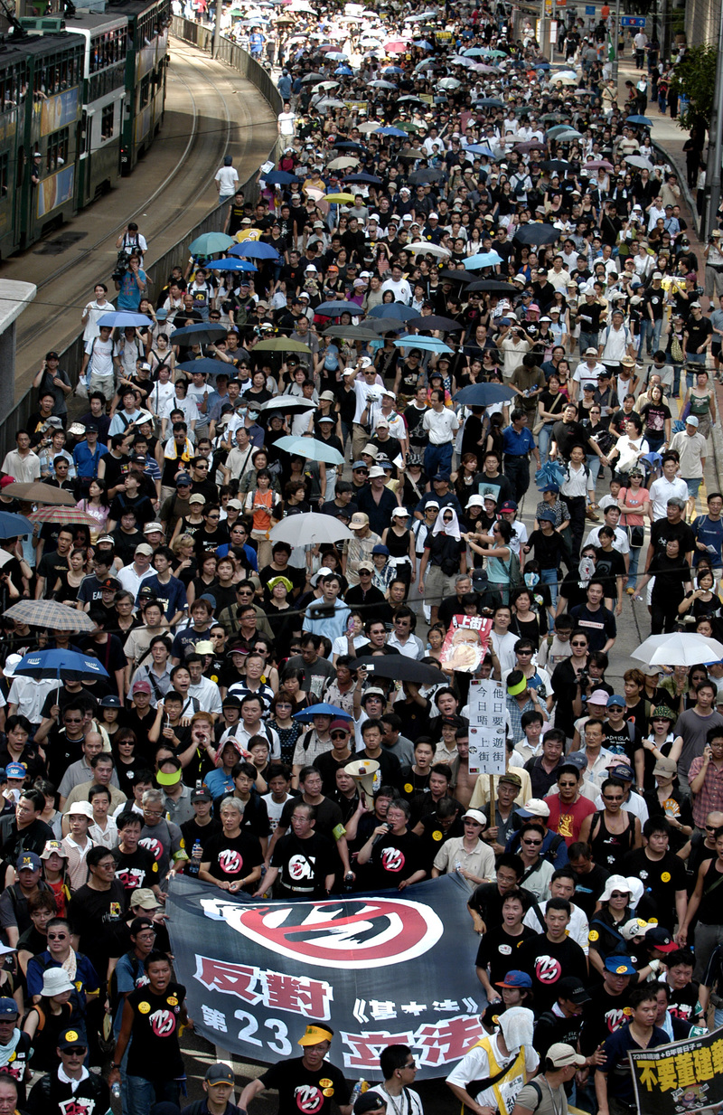 2003年7月1日，50萬香港人上街遊行，反對香港《基本法》第23條的立法。（攝影／AP Photo／Vincent Yu／達志影像）