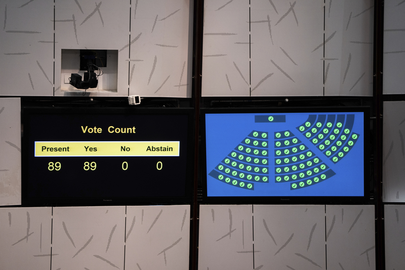 連香港立法會主席都破例投票下，最終全體89名在席議員全票通過《基本法》23條。（攝影／AP Photo／Louise Delmotte）