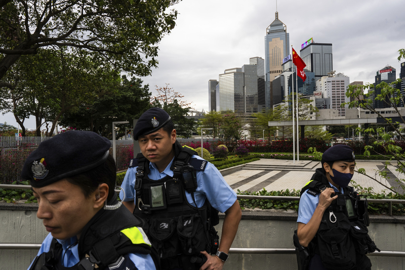 2024年3月19日，香港的《基本法》23條接近投票之際，警察於立法會外站崗警戒。（攝影／AP Photo／Louise Delmotte）
