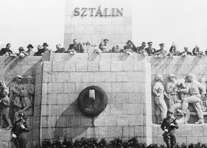 1955年4月11日，在布達佩斯的史達林紀念碑前，共產黨官員正在觀看紀念蘇聯「解放」匈牙利10週年的遊行。（攝影／Bettmann via Getty Images）