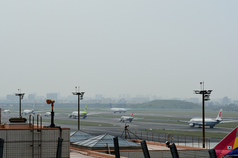 3月4日，航空迷等待韓亞航空747飛機降落時，碰巧拍到桃機滑行道上數架飛機排隊等候起飛的照片。（圖片提供／王彥翔）