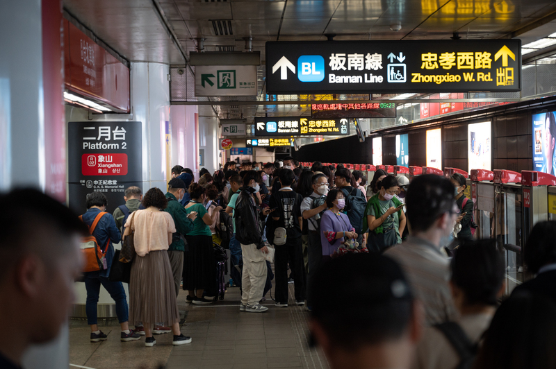 受403花蓮地震影響，台北捷運短暫停駛，台北車站捷運月台上擠滿準備搭乘復駛列車的民眾。（攝影／林彥廷）
