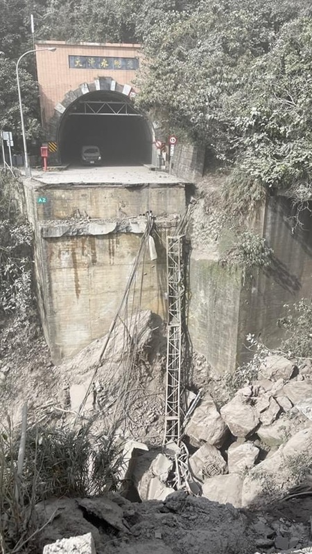 403花蓮地震，蘇花公路大清水隧道口橋面坍塌，大量崩落石塊。（攝影／中央社／民眾提供）
