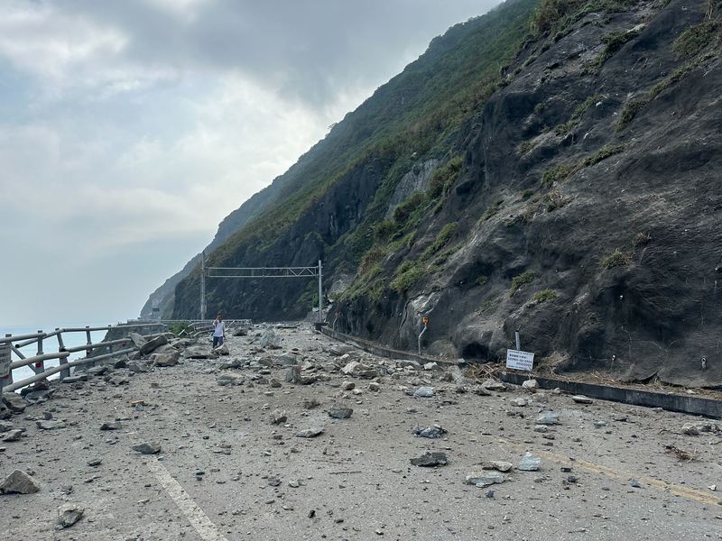 花蓮縣秀林鄉和平隧道南下出口，有大規模土石崩落，柏油路被砸出數個幾十公分深的凹洞，顯見巨石撞擊力道之大。至中午前，該路段尚未有人員進行清除，雙向管制中。（攝影／林雨佑）