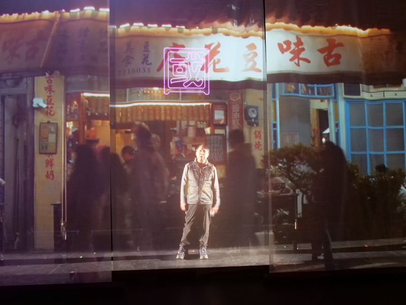 舞台上，退休外交官吳建國在台灣街頭若有所思，頭頂的「國」字令人回味再三。（攝影／林育立）