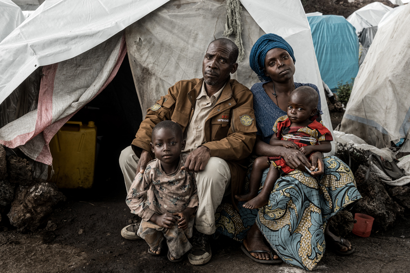2023年4月，北基伍省魯薩約難民營，塔拉利・穆哈維（Talari Muhawe）、她的丈夫賈斯汀・巴拉卡（Justin Baraka）和兩個孩子在營地帳篷合影。（攝影／無國界醫生／Michel Lunanga）