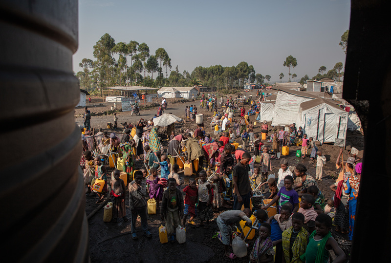 2023年7月，大約10萬名流離失所者居住在北基伍戈馬外圍的魯薩約營地。無國界醫生團隊以運水車分配經處理的乾淨用水。（攝影／無國界醫生／Alexandre Marcou）