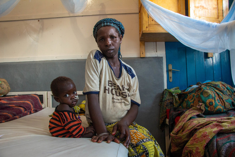 2023年8月，34歲的費扎（Feza），在逃離村莊附近武裝團體間的戰鬥後，與丈夫和兩個孩子在森林裡避難。她的孩子目前因嚴重急性營養不良及併發症，住進北基伍省馬西西縣姆韋索醫院的加護病房。而她年紀最大的孩子福拉茲（Fourraz）也因為壞疽性口炎而入院，這種疾病與生活條件和健康狀況不佳有關，必須接受手術。（攝影／無國界醫生／Laora Vigourt） 