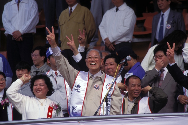 李登輝在任總統期間採「中華民國台灣化」路線,逐漸將「台灣認同」概念引導為主流民意。(攝影/Gamma-Rapho via Getty Images/Chip Hires)