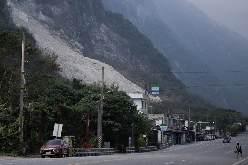 403花蓮地震雖然震央在海底，但強大的地震動，造成花蓮縣秀林鄉崇德大片山坡土石崩落。（攝影／楊子磊）