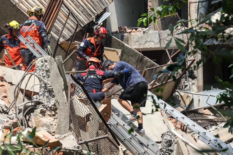 地震預警提早幾秒鐘讓民眾警覺，但403花蓮地震後，預警設定有檢討的空間。圖為新北市中和區一處倉庫因地震倒塌，受困者在搜救人員馳援下順利脫困。 （攝影／中央社／吳家昇）