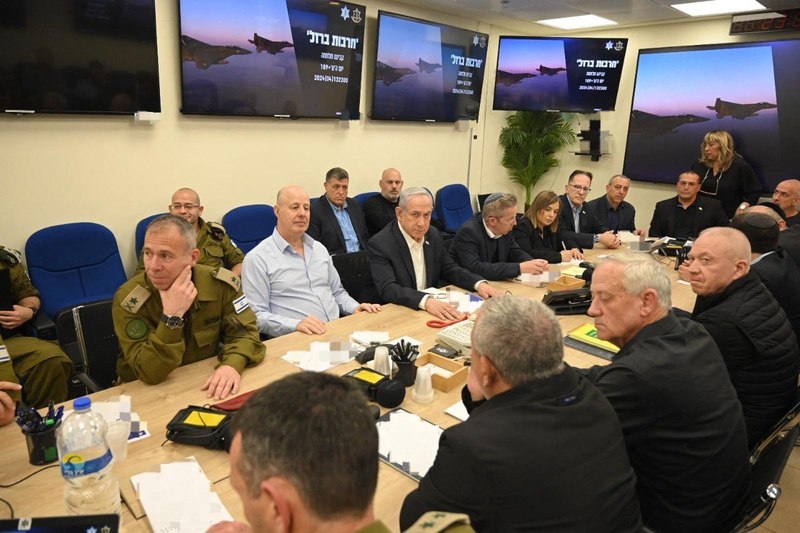 由以色列總理納坦雅胡（左3）擔任主席的以色列戰時內閣召開會議，討論伊朗於4月14日在以色列特拉維夫（Tel Aviv）發動的無人機襲擊。（攝影／Anadolu via AFP／Israeli Government Press Office）