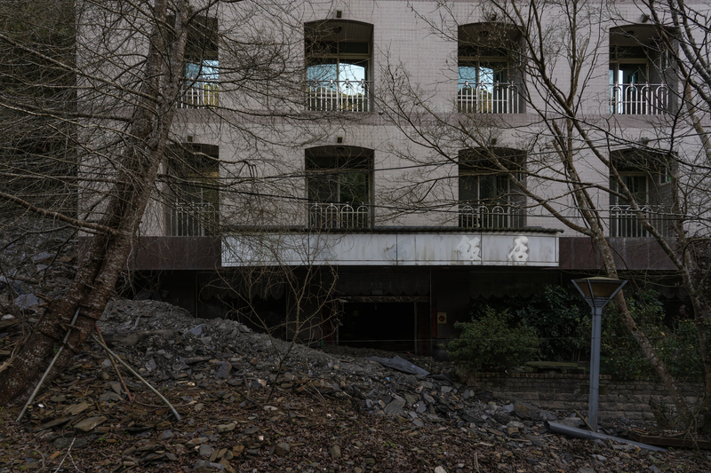 2024年1月，原已歇業的碧綠飯店，1至3樓都遭卡努風災帶來的土石掩埋。（攝影／許震唐）