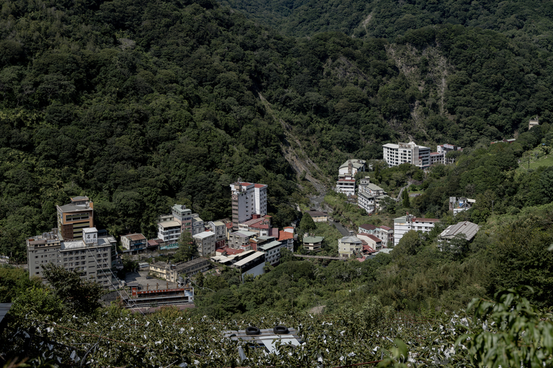 2021年9月，卡努風災前從馬赫坡舊址產業道路望向溫泉區全景。（攝影／許震唐）