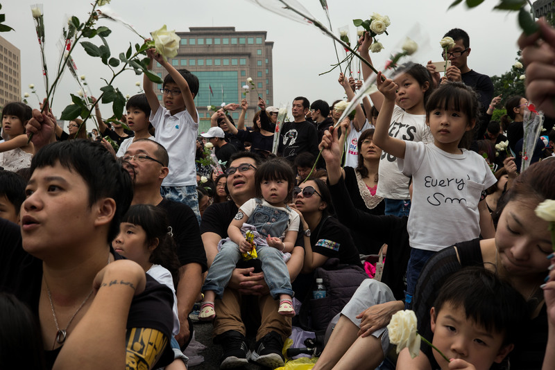 2016年3月28日，台北內湖發生王景玉當街殺害3歲女童「小燈泡」事件後，4月10日，白玫瑰社會關懷協會號召群眾走上凱達格蘭大道，表明反對廢除死刑。（攝影／Getty Images／Billy H.C. Kwok）