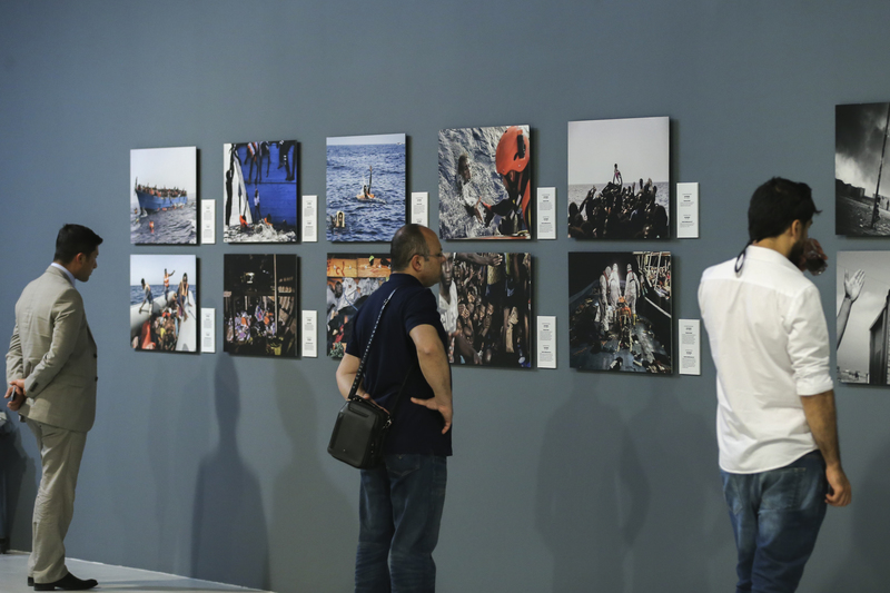 2017年5月，在伊斯坦堡攝影獎展場，民眾觀看希臘攝影記者以拍攝難民議題獲得新聞故事類別首獎的系列照片。（攝影／Anadolu Agency／Getty Images／Abdulhamid Hosbas）