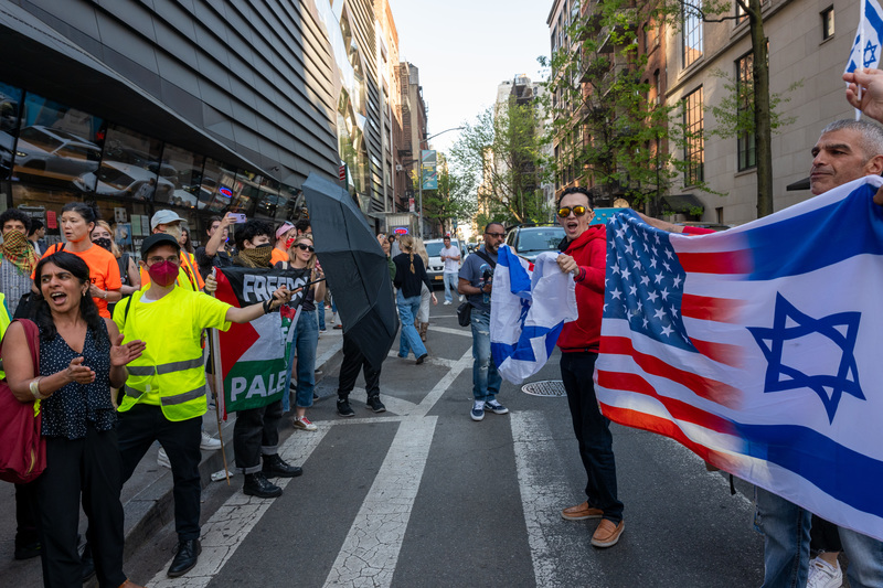 2024年5月2日，在曼哈頓下城的新學院外，以色列的支持者與聲援巴勒斯坦的示威者對峙。（攝影／Getty Images／Spencer Platt）