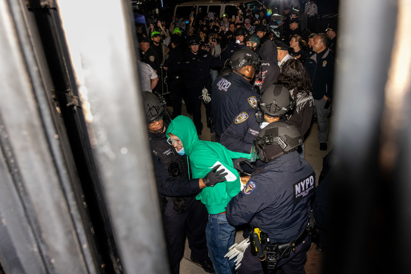 2024年4月30日，紐約市警察在哥倫比亞大學和漢米爾頓大樓執行清場時，逮捕了封鎖校園入口的示威者。（攝影／Getty Images／Alex Kent）