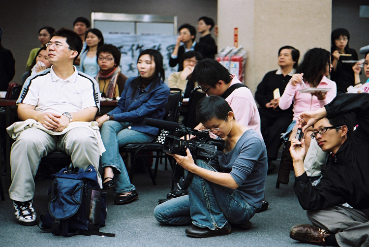 日日春自2000年起連年舉辦娼妓文化節。在2006年的行動論壇上，已成為紀錄片工作者的蔡晏珊手持攝影機持續記錄。（攝影／陳定傑／蔡晏珊提供）