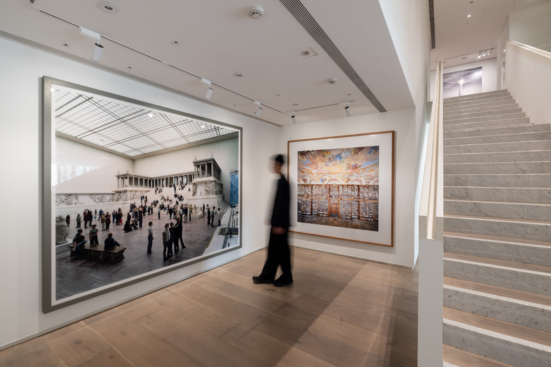 在《文明：當代生活啟示錄》主展區夾層展間，展出湯瑪斯．史特魯斯美術館作品（左）。（照片提供／忠泰美術館）
