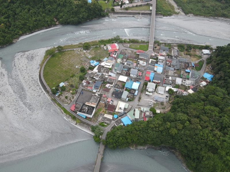 被豐坪溪擁抱的Tawsay（山里）部落，距離第一攔河堰約3公里，每當颱風警報或豪雨特報就必須預防性撤村。（照片提供／地球公民基金會）