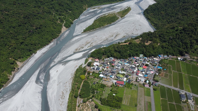 太平部落位於豐坪溪畔、世豐一號電廠（圖上崩塌處）對岸。堰壩設置之後，將影響河床土砂沖淤平衡以及太平圳的農業用水。（照片提供／地球公民基金會）