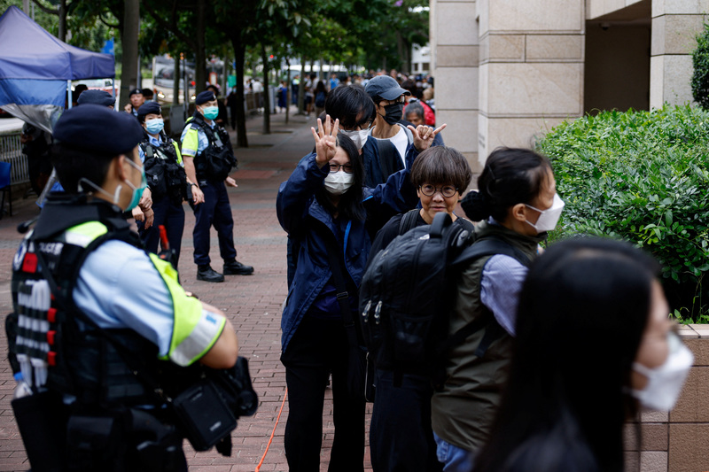 2024年5月30日，欲旁聽判決的民眾排隊進入西九龍裁判法院大樓。（攝影／Tyrone Siu／Reuters／達志影像）