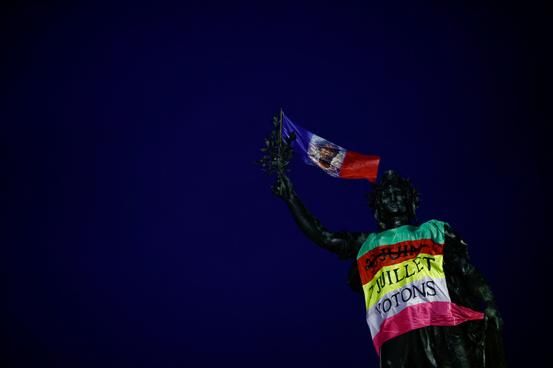 位於法國巴黎共和國廣場（Place de la Republique）的瑪麗安娜（Marianne，法國的擬人化象徵）雕像上，裝飾著「7月7日讓我們投票」的標誌。（攝影／Yara Nardi／REUTERS）