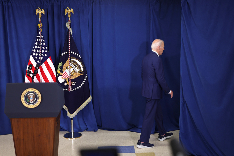 現任美國總統拜登（Joe Biden）在第一時間召開緊急記者會，他呼籲各方冷靜團結，再三強調「美國絕不會容忍政治暴力」。圖為拜登離開記者會會場。（攝影／Tom Brenner／REUTERS）
