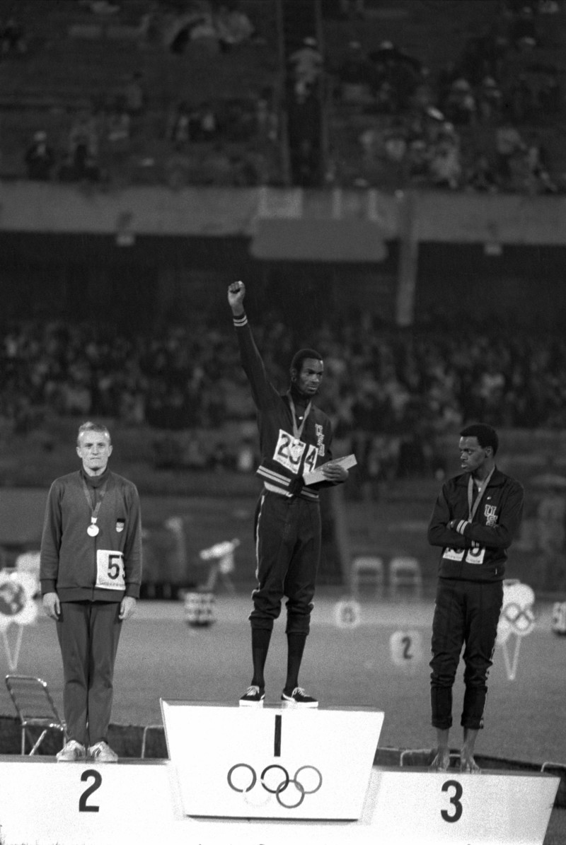 1968年墨西哥奧運,美國跳遠選手鮑勃.比蒙(Bob Beamon),當時以破紀錄的8公尺90成績,奪得跳遠金牌。他在頒獎臺上握拳抗議美國的種族歧視。(攝影/Raymond Depardon/Magnum Photos)