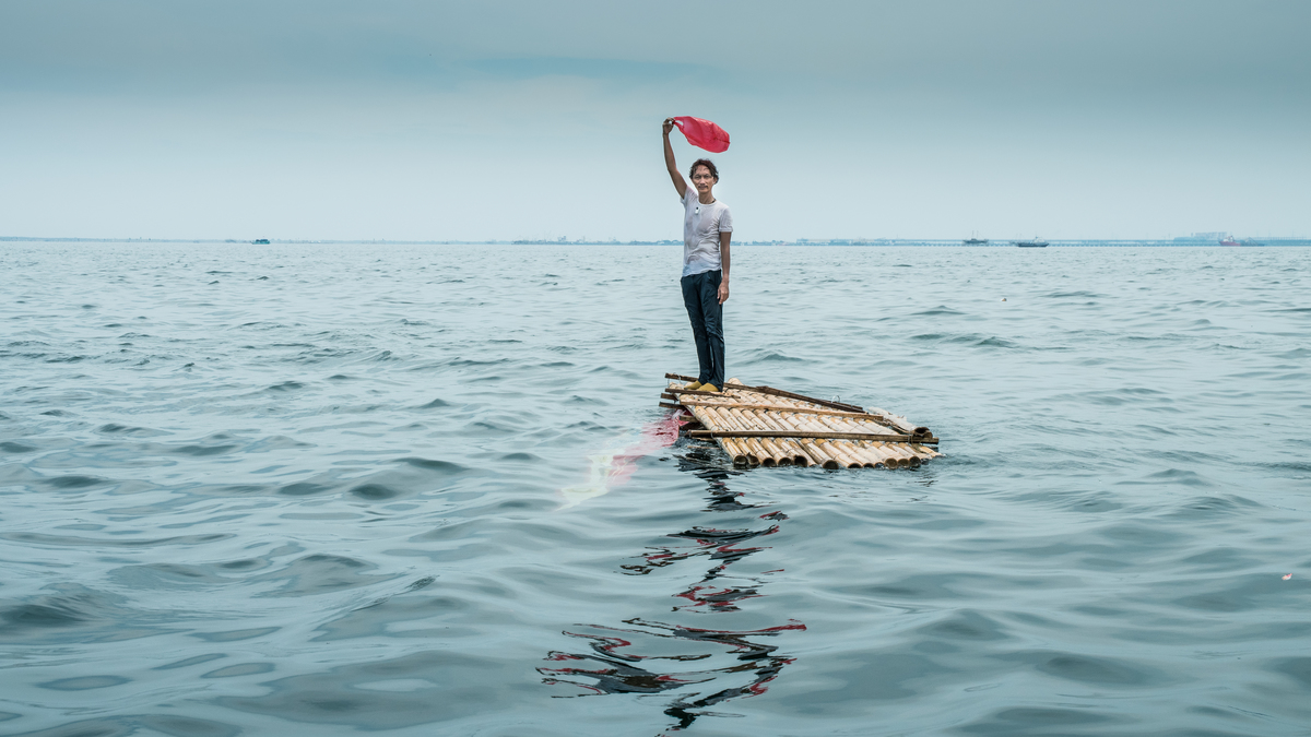 沈柏逸／走出藝術說教與災難審美，在末世體驗《與我所厭惡者在同一艘救生艇上》 - 報導者The Reporter