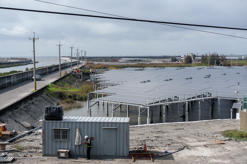 台灣地狹人稠,地面型光電用地取得不易。圖為台61線旁的光電用地。(攝影/黃世澤/資料照片)
