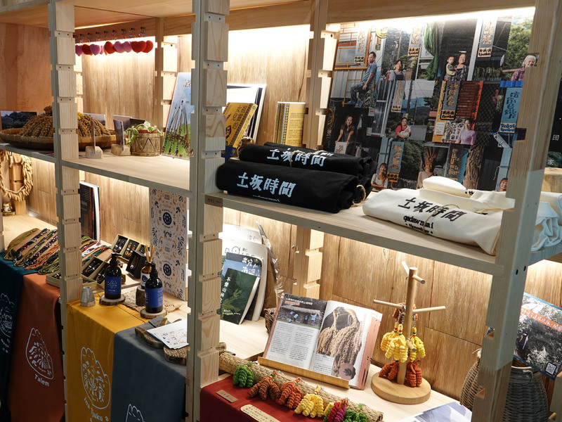 去年的土坂時間策展獲得在地認同，讓今年見學之旅得以成行。部落裡仍隨處可見「土坂時間」的logo T恤和相關紀念品。（攝影／陳彥辰）