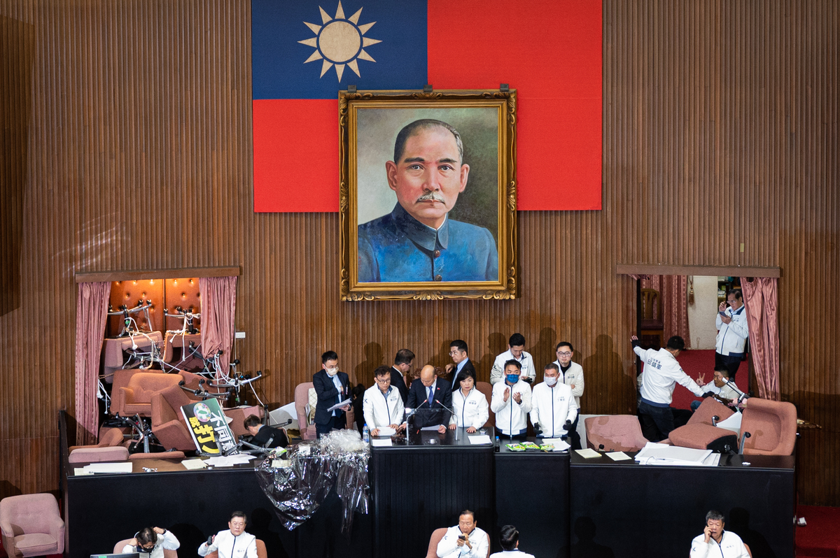 立院激烈衝突後通過選罷法、憲訴法、財劃法修正案：罷免連署、大法官違憲裁判門檻提高，中央增釋3千億給地方-