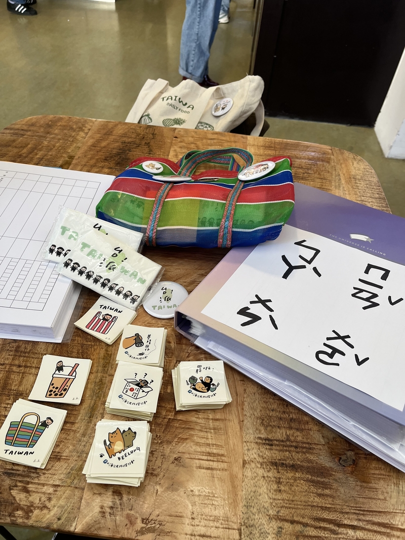 海外罷團各地志工出攤時,會刻意在攤位上擺放注音的罷免標語,讓台灣人可以輕易認出,部分志工更準備罷免小物贈送,像是台派寶寶貼紙、春聯等讓連署民眾帶走紀念。(圖片提供/BaLanDeutschland)